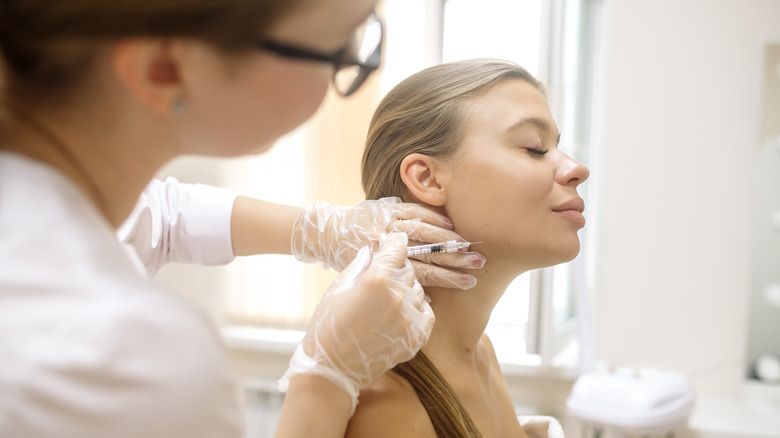 How Do Jawline Contouring Injections Define the Jawline?
